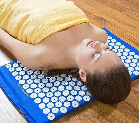 Applicateur de Kuznetsov avec ostéochondrose cervicale