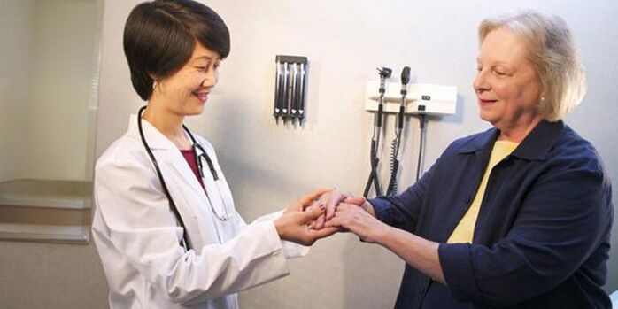 Le médecin examine les doigts pour détecter la douleur